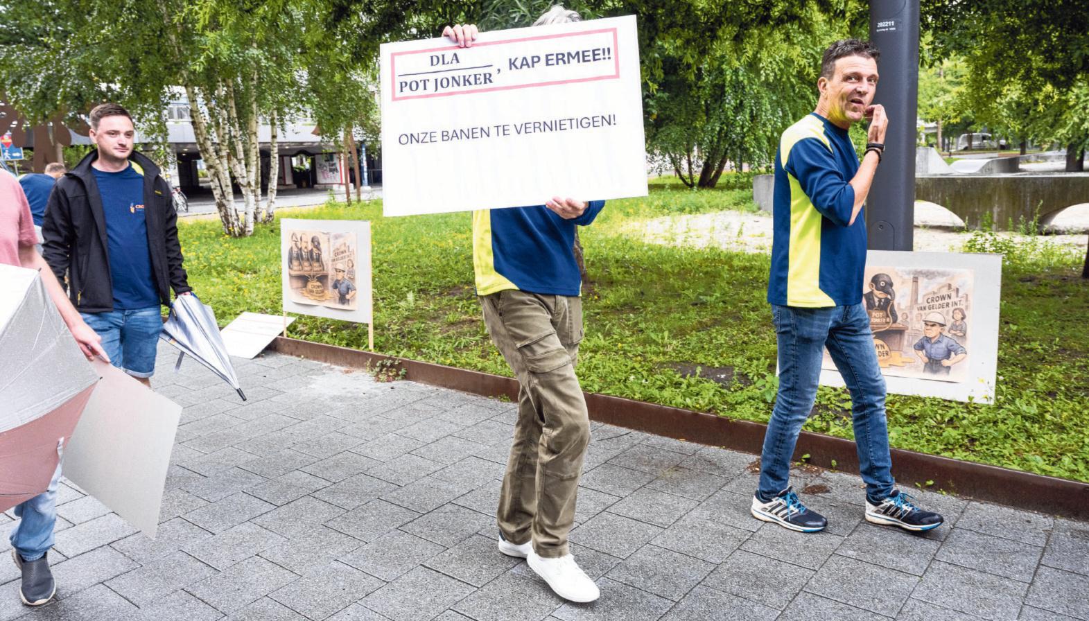 Employees of the Crown Van Gelder paper factory demonstrate on Amsterdam’s Zuidas at the law firm DLA Piper, which, together with Pot Jonker in Haarlem, provides the curators. PHOTO SIMON LENSKENS